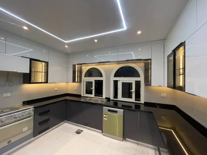🔥 لو عايزة مطبخ فخم بلمعة قوية جدًا… UV Lac من اختيار ممتاز 👌 SAFETY WOOD للمطابخ والدريسنج روم 📞 - في مدينة نصر